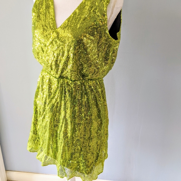 Green sequin V neck dress, 8 - Picture 4 of 8